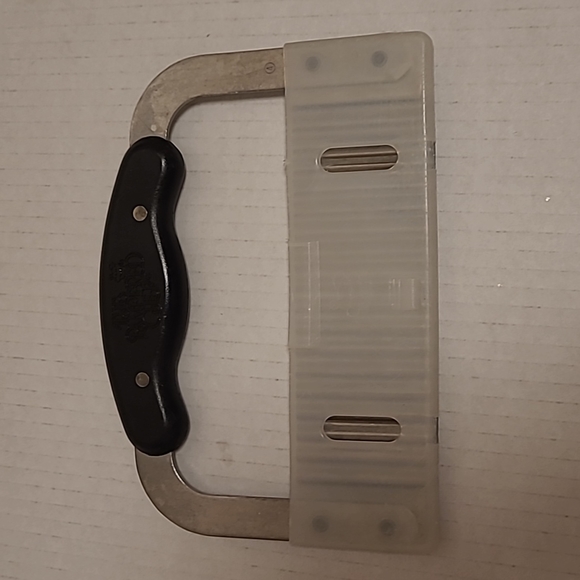 The Pampered Chef Crinkle Cutter - Picture 2 of 14